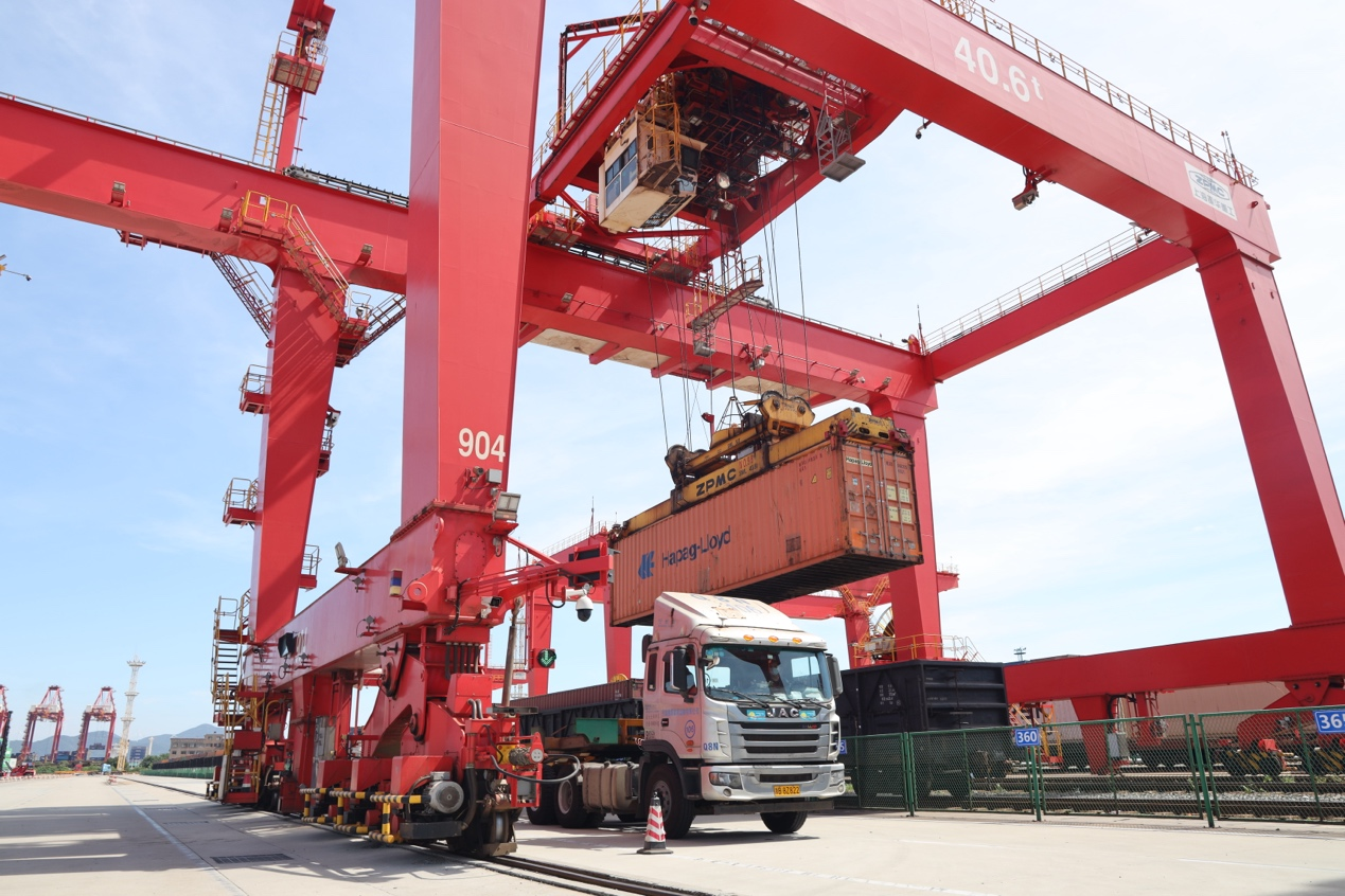 28圈体育津巴布韦Bikita矿山首批透锂长石精矿到港